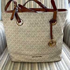Michael Kors Medium Bucket Tote Bag